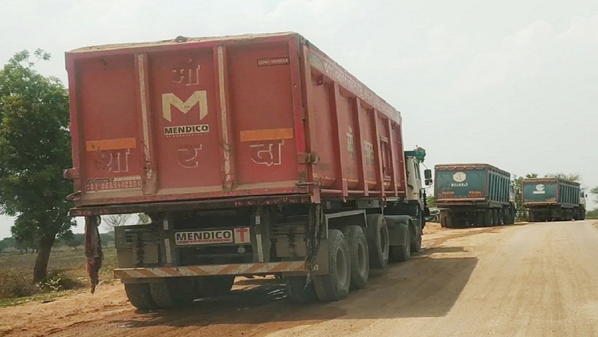overloaded mining trucks running without number plates from MP to UP