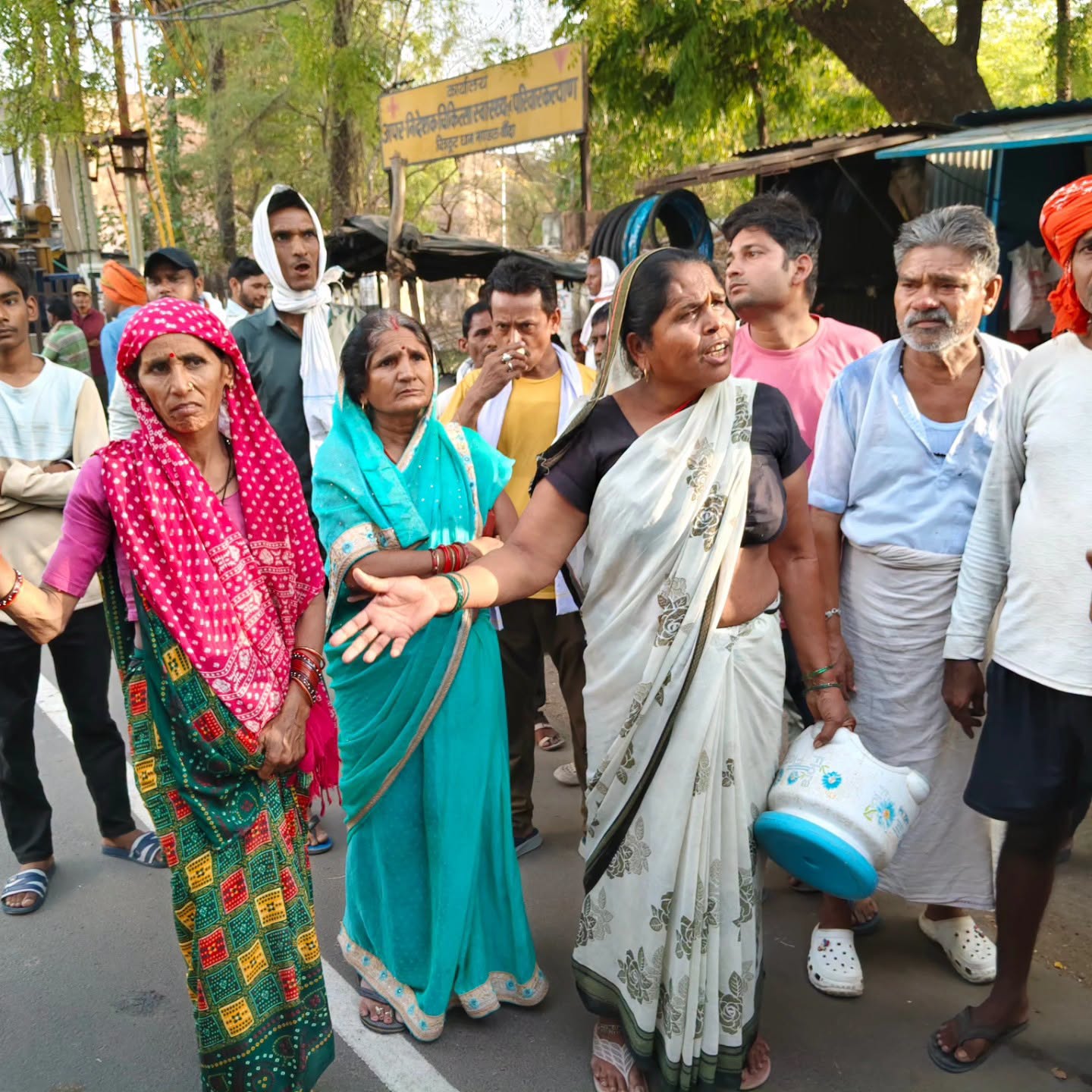 People blocked Maharana Pratap Square in Banda demanding water