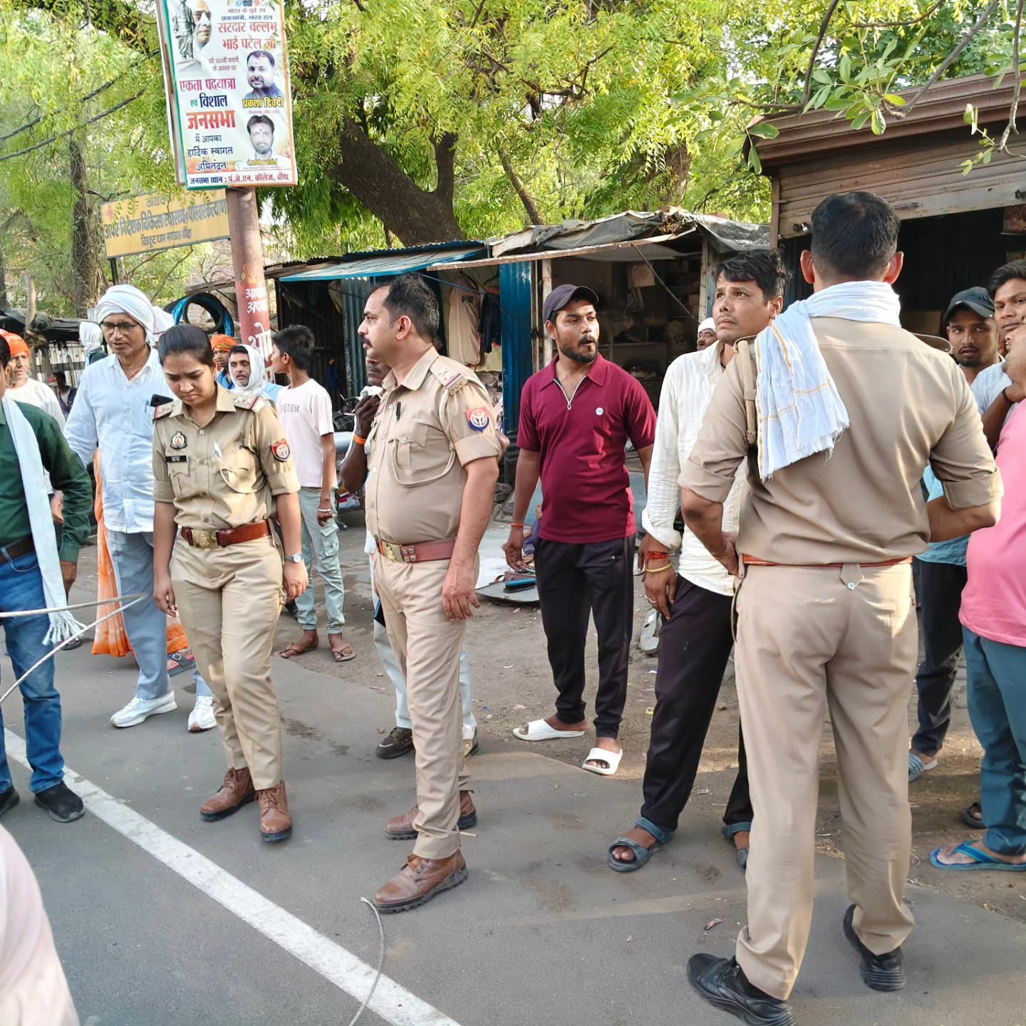 People blocked Maharana Pratap Square in Banda demanding water