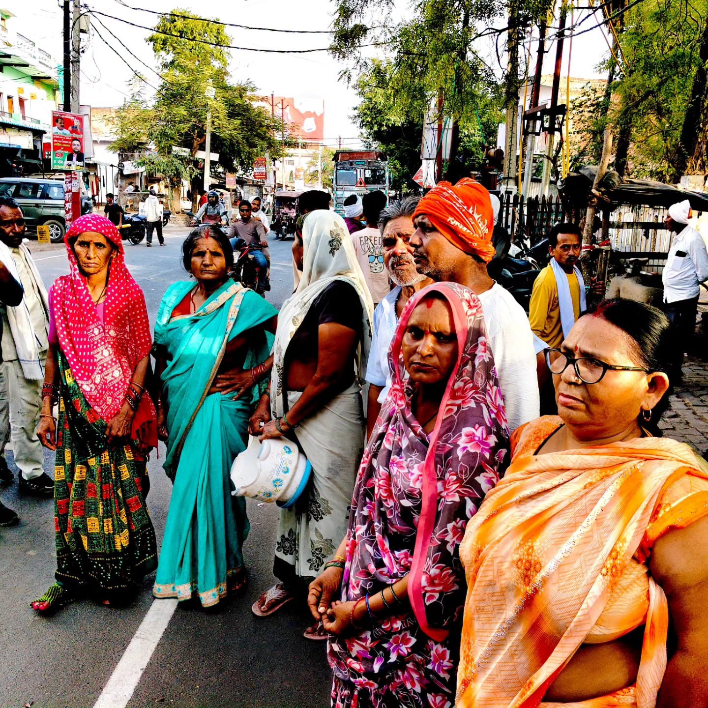 People blocked Maharana Pratap Square in Banda demanding water