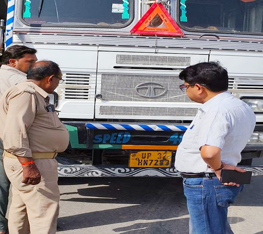 officers from Jhansi took big action at MP border on overloading