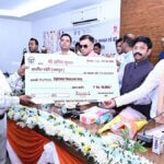 बांदा में मंत्री नंदी ने शिक्षामित्रों को दिए सांकेतिक चेक