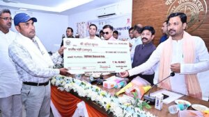 Minister Nandi gave symbolic cheques to Shikshamitras in Banda