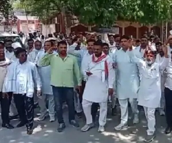 बांदा में प्रधानों का प्रदर्शन, इन मांगों के साथ मुख्यमंत्री को ज्ञापन..
