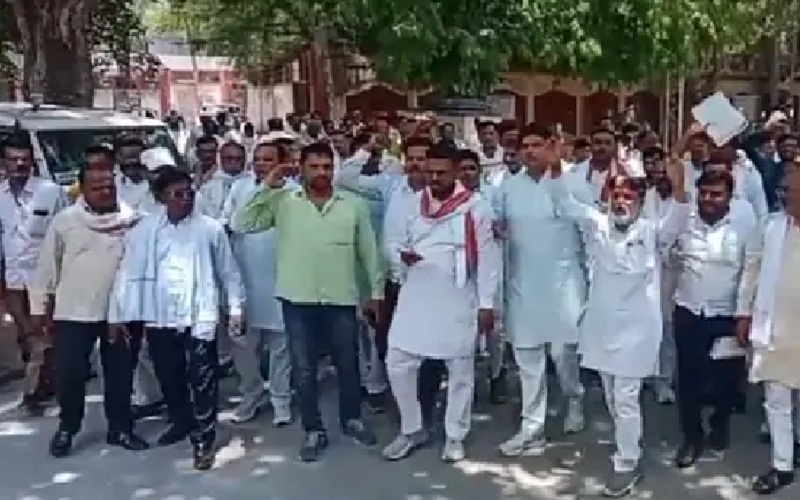 Village heads protest in Banda