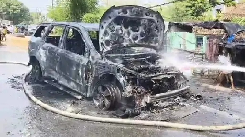 XUV car catches fire on Banda Jail Road 