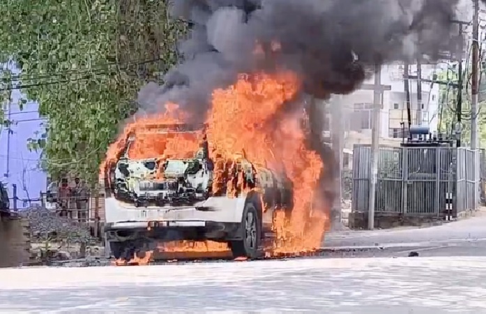 XUV car catches fire on Banda Jail Road 
