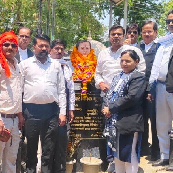 बांदा में अधिवक्ताओं ने पूर्व मंत्री विवेक सिंह को दी श्रद्धांजलि