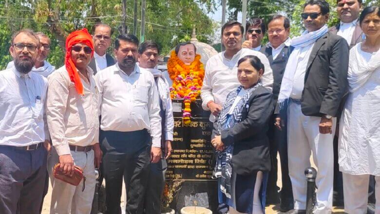 बांदा में अधिवक्ताओं ने पूर्व मंत्री विवेक सिंह को दी श्रद्धांजलि