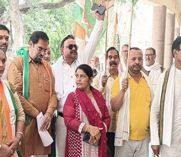 बांदा में कांग्रेसियों ने महोबा में छात्रा से गैंगरेप मामले में किया प्रदर्शन