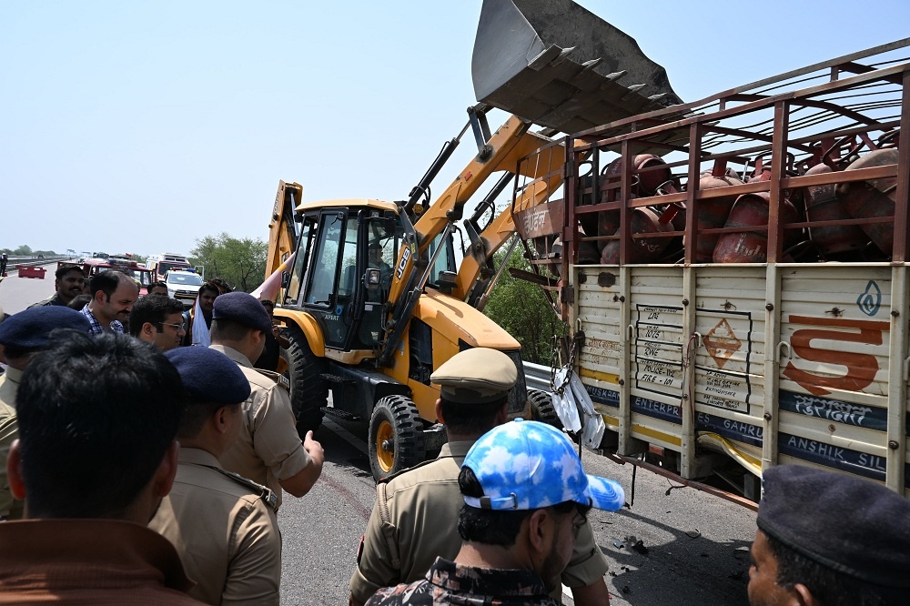 in Banda Scorpio crashes on Bundelkhand Expressway-four dead