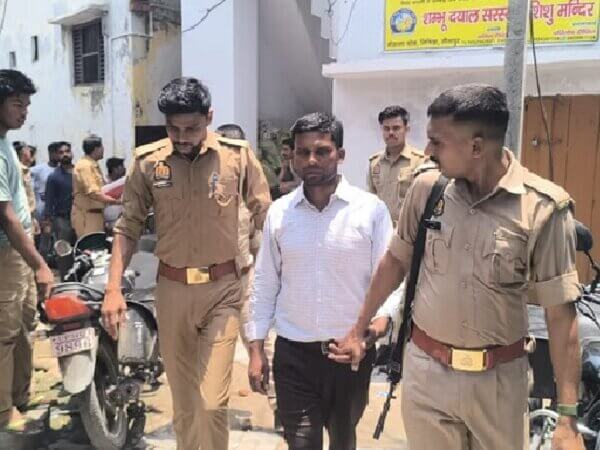सीतापुर में धर्मांतरण करा रहे 16 लोगों की पूरी टीम गिरफ्तार..