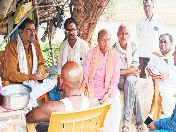 बांदा: बिसंडा में पीड़ितों से मिले कांग्रेसी-खनन ट्रक से 7 लोगों की मौत का मामला