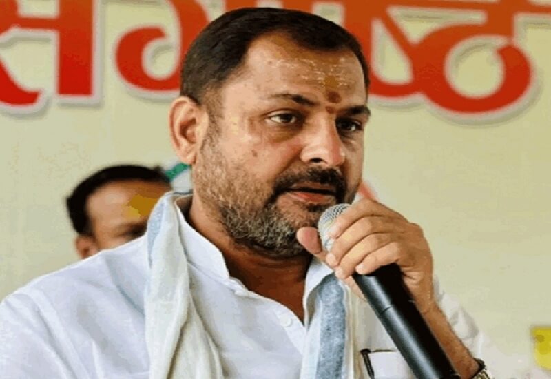 former-sp-municipalitypresident-mohansahu-hit-by-woman-with-slipper-in-banda