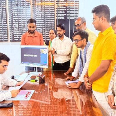 बांदा में युवाओं ने DM को अवैध खनन के खिलाफ दिया ज्ञापन