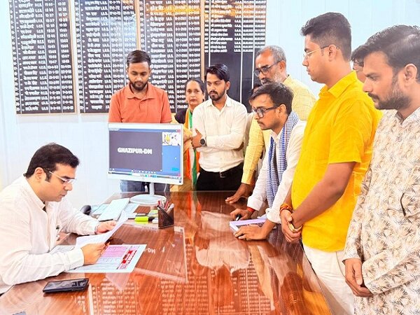 बांदा में युवाओं ने DM को अवैध खनन के खिलाफ दिया ज्ञापन