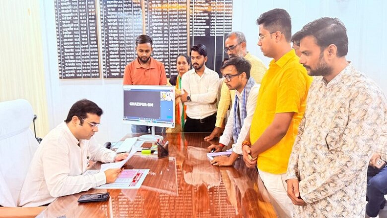 बांदा में युवाओं ने DM को अवैध खनन के खिलाफ दिया ज्ञापन