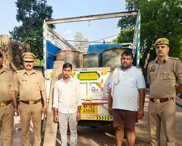 बांदा: ड्रमों में डीजल भरकर एमपी बार्डर ले जा रहे दो को पुलिस ने पकड़ा