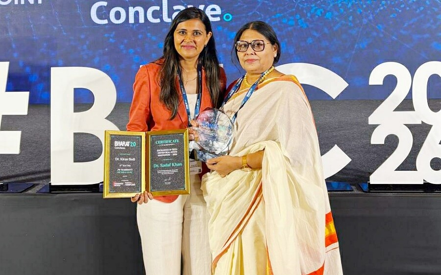 Kiran Bedi honored Banda's daughter Dr. Sadaf Khan