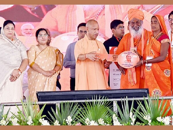 उन्नाव में सीएम योगी ने दी करोड़ों की सौगात और विपक्ष पर तीखा हमला