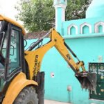 संभल में अवैध मजार पर चला बुलडोजर-सरकारी जमीन से अवैध कब्जे हटाए