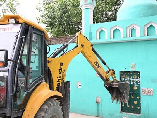 संभल में अवैध मजार पर चला बुलडोजर-सरकारी जमीन से अवैध कब्जे हटाए