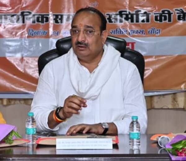 बांदा पहुंचे प्रभारी मंत्री दिनेश प्रताप सिंह, नेताओं ने किया स्वागत 