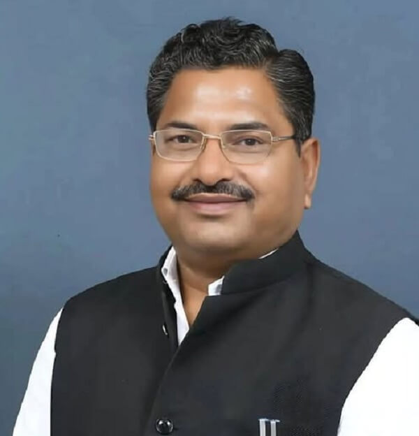 former-sp-municipalitypresident-mohansahu-hit-by-woman-with-slipper-in-banda