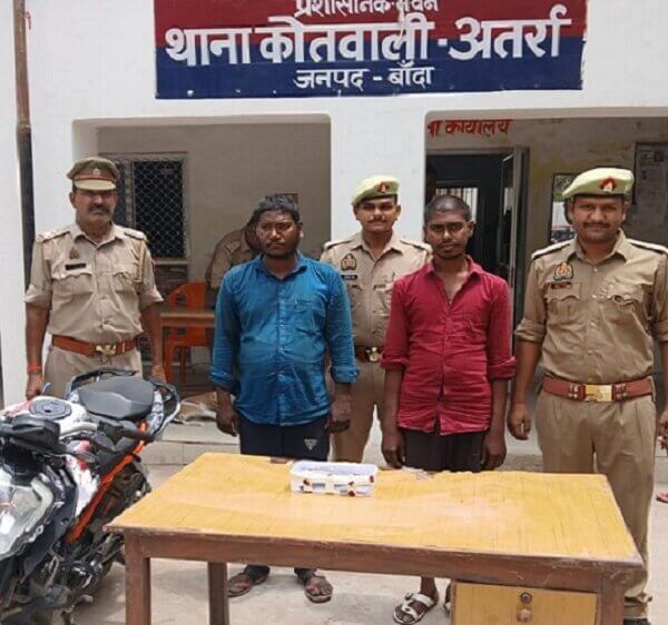 Banda: हाथ में कानपुर से चोरी बाइक-कमर में तमंचा, बांदा पुलिस ने पकड़ा