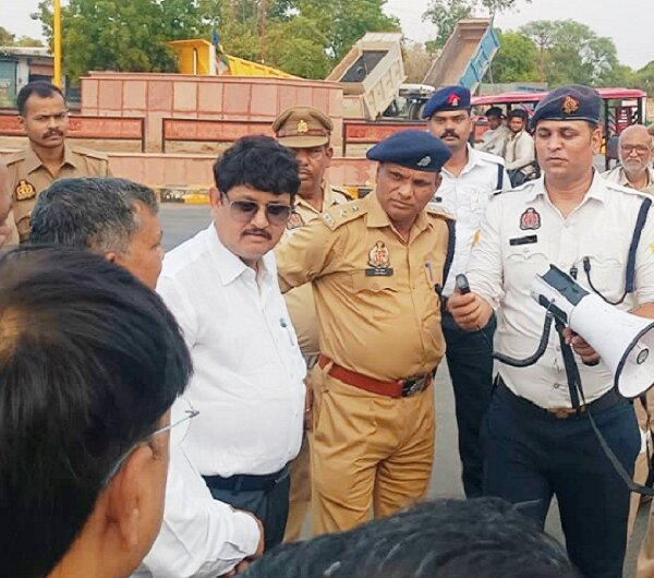 बांदा में अपर परिवहन आयुक्त व एएसपी के निर्देशन में हाइवे सेफ्टी चेकिंग अभियान-बड़ी कार्रवाई