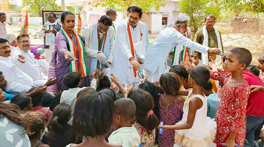 Congress workers celebrated Rahul Gandhi's birthday with great pomp in Banda 