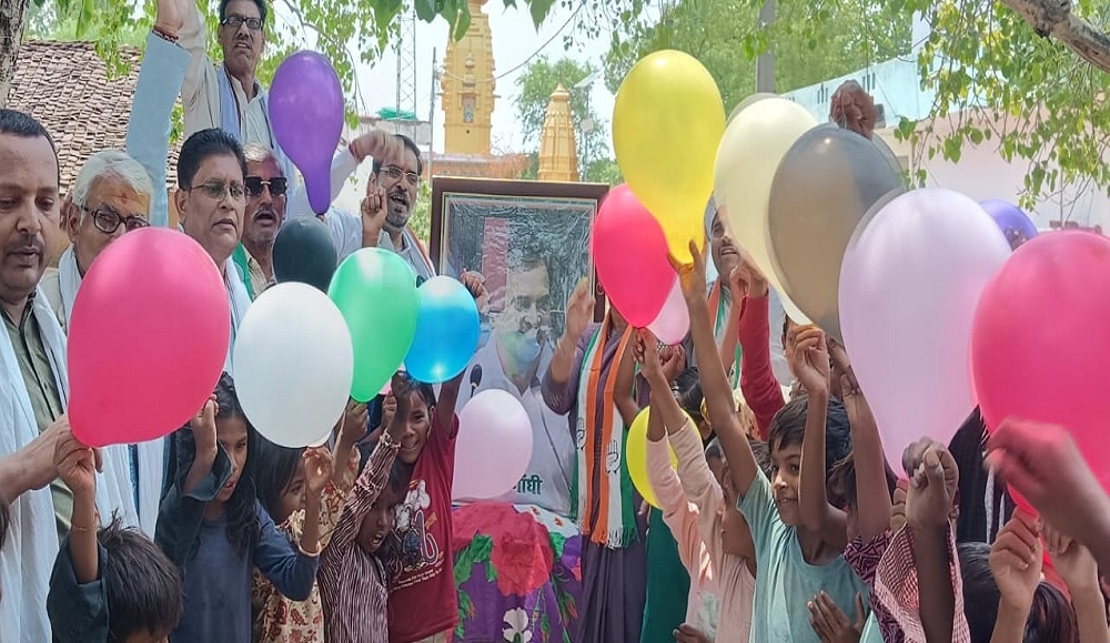 Congress workers celebrated Rahul Gandhi's birthday in Banda
