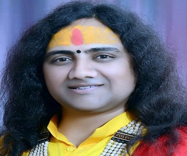 यूपी: रेप आरोपी कथावाचक पवन देव महाराज पर 15 हजार का ईनाम