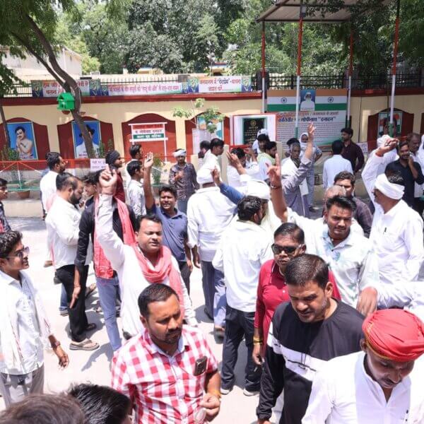 बांदा: मोहन साहू चप्पल कांड में ‘साहू समाज’ का प्रदर्शन-DM-SP को ज्ञापन