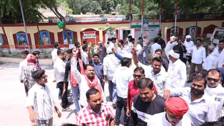 बांदा: मोहन साहू चप्पल कांड में ‘साहू समाज’ का प्रदर्शन-DM-SP को ज्ञापन