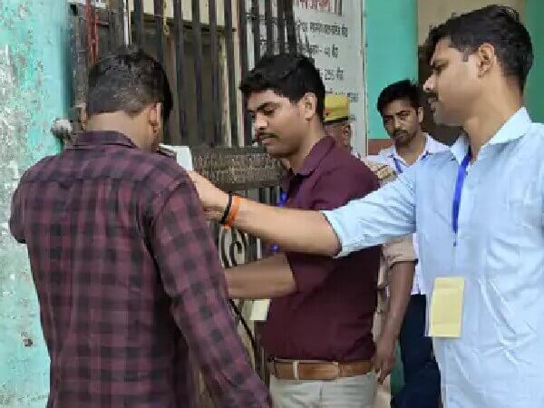 यूपी पुलिस भर्ती: बांदा में उम्र छिपाकर परीक्षा देने पहुंचा अभ्यर्थी पकड़ा गया