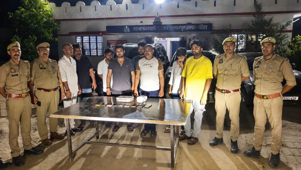 पुलिस हिरासत में सभी 8 जुआरी।