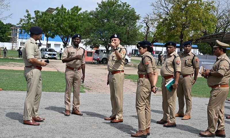 बांदा में एडीजी ज्योति नारायण व एसपी पलाश बंसल।