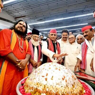 अखिलेश यादव ने जन्मदिन पर तलवार से काटा 53 किलो का केक