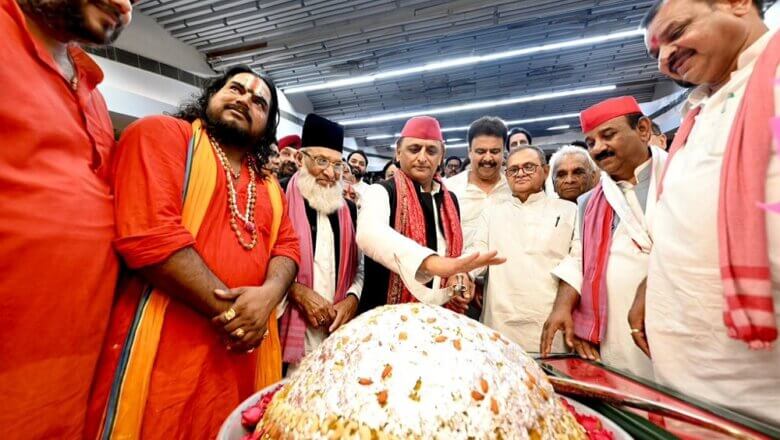 अखिलेश यादव ने जन्मदिन पर तलवार से काटा 53 किलो का केक