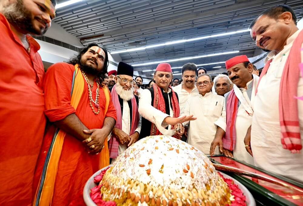 तलवार से अपने जन्मदिन का केक काटते अखिलेश यादव।