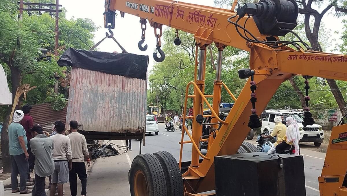 अतिक्रमण हटाता बुलडोजर।