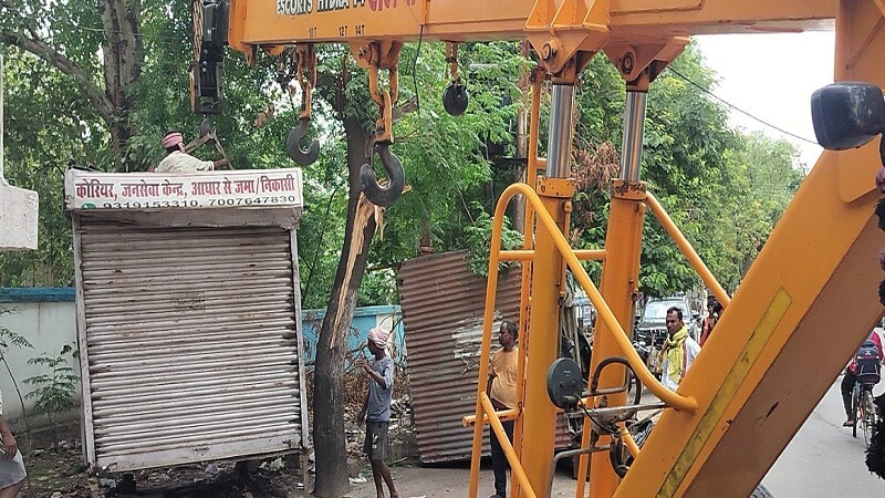 अतिक्रमण हटाता बुलडोजर।