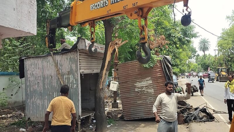 अतिक्रमण हटाता बुलडोजर।