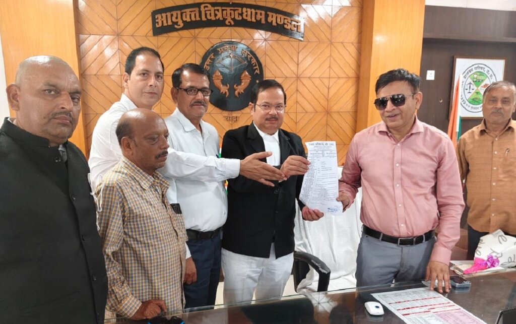 आयुक्त और बार एसोसिएशन पदाधिकारी।