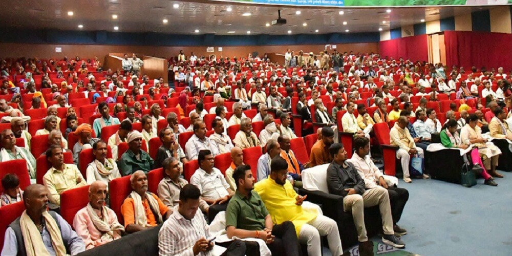 बांदा में आयोजित खेत बचाओ कार्यशाला में किसान।