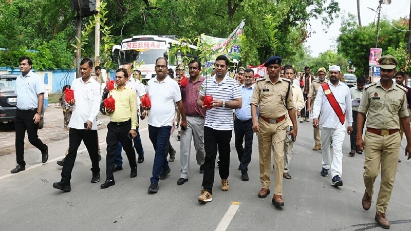 पौधों की बारात में डीएम अमित आसेरी व अन्य अधिकारी।