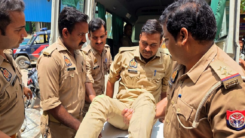 चुटहिल सिपाही को ले जाते पुलिसकर्मी।