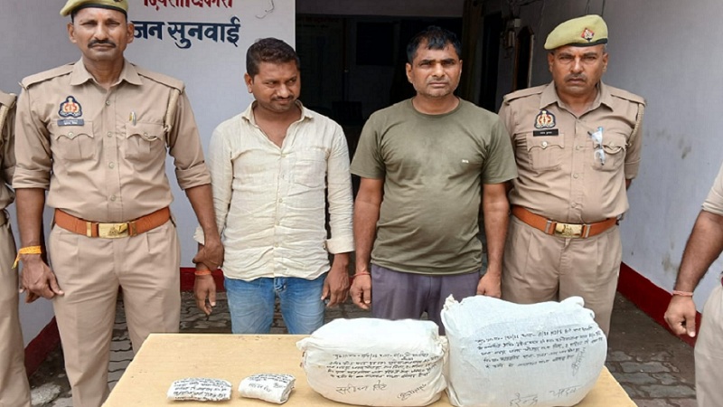पुलिस हिरासत में दो तस्कर।