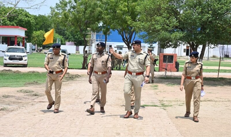 बांदा में एडीजी ज्योति नारायण व एसपी पलाश बंसल।
